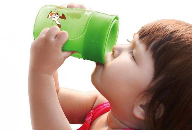 Как научить ребенка пить из кружки самостоятельно?