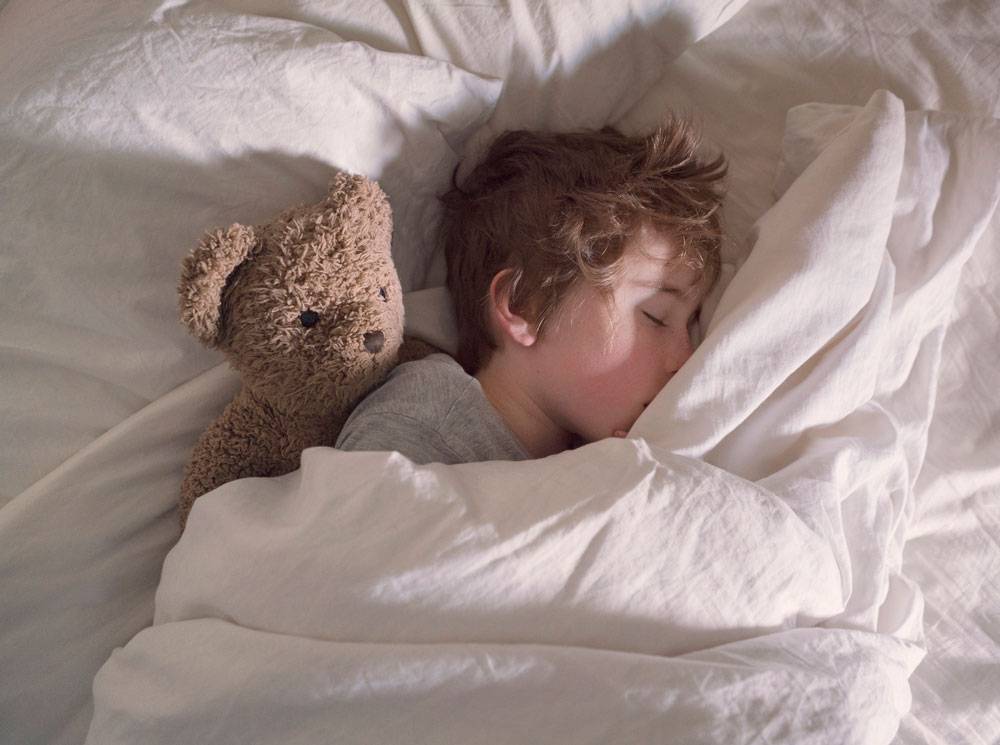 Как приучить ребенка спать в своей кроватке. плюсы и минусы