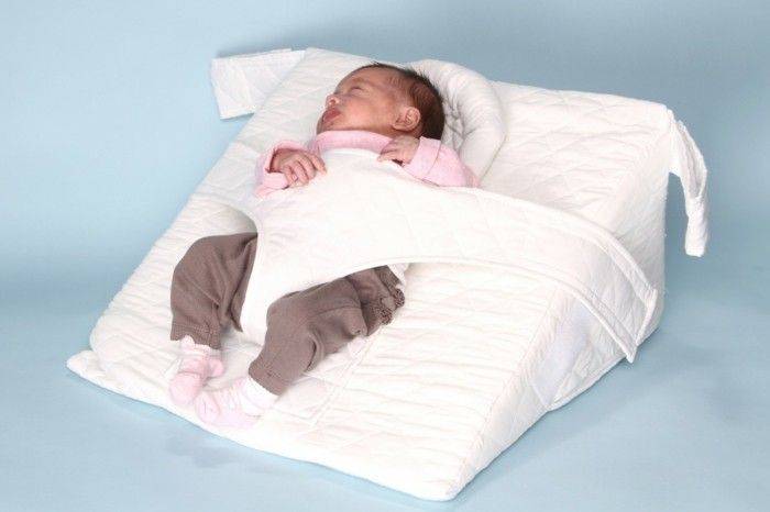 На какой подушке спать ребенку, можно ли, с какого возраста спать на подушке, полезно или вредно