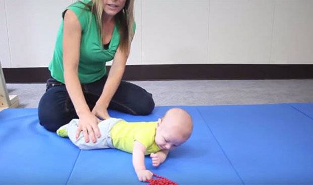 Почему ребенок в 4 месяца не переворачивается со спины на живот сам: что делать