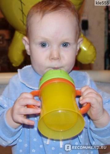 Как научить ребенка пить из кружки: полезные советы