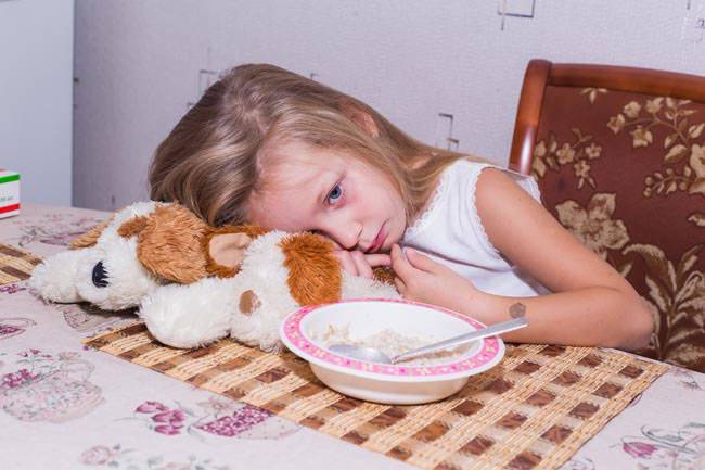 Ребенок плохо ест: как повысить аппетит и заставить кушать, чем накормить