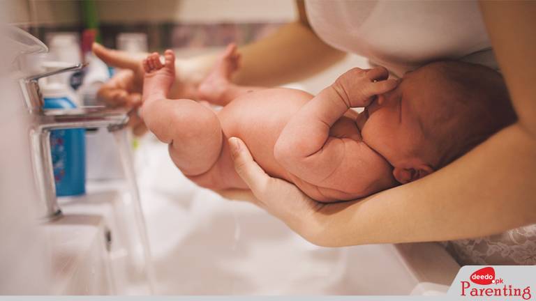 Как правильно подмывать новорожденную девочку: советы родителям