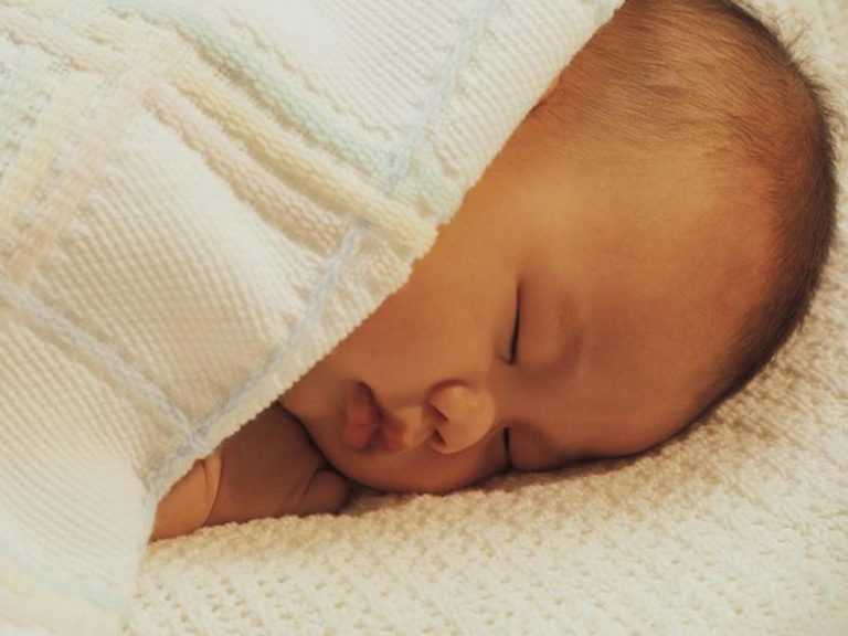 Почему грудные дети спят с полуоткрытыми глазами, что это значит: причины и способы коррекции