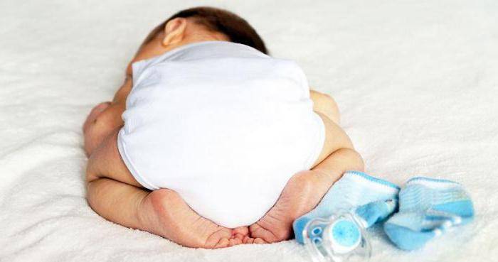 Как правильно менять и одевать подгузник новорожденному