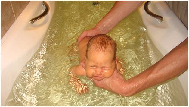 При купании новорожденного ребенка вода попала в уши: опасно ли, что делать