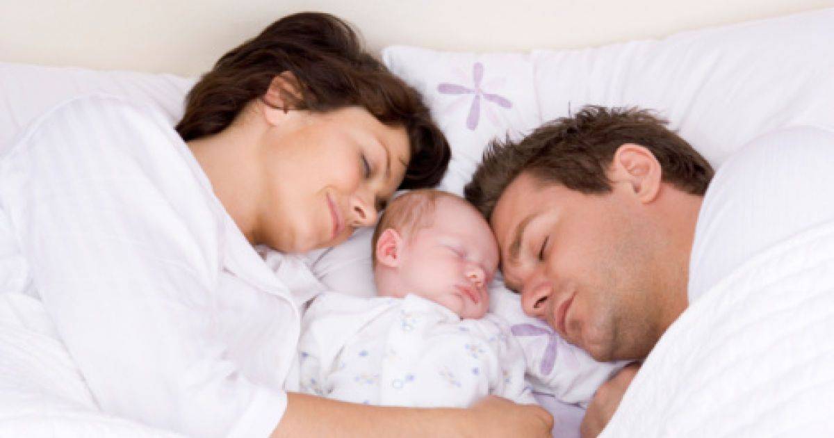 В свою кроватку: когда и как отучить ребенка спать с мамой и папой?