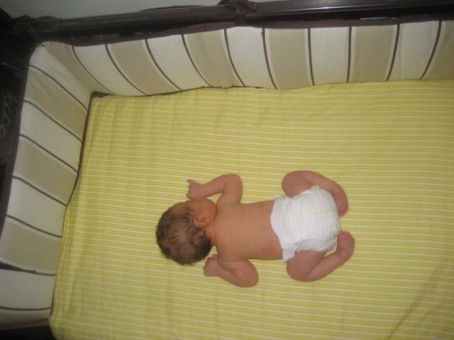 Можно ли новорожденному ребенку спать на животе?