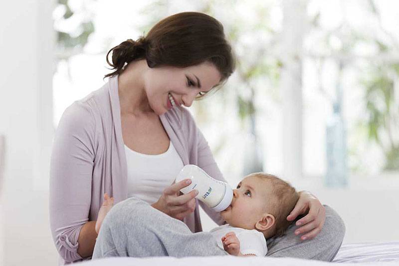 Как правильно кормить новорожденного из бутылочки?