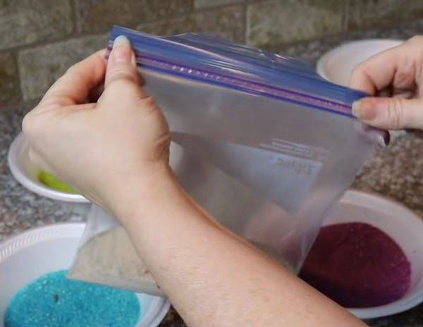 Как сделать цветной песок в домашних условиях своими руками и чем покрасить состав?
