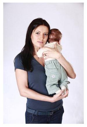 Как правильно держать новорожденного столбиком после кормления: сколько носить, до какого возраста