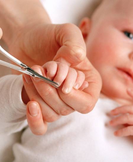 Когда новорожденному можно начинать стричь ногти и как правильно это сделать?