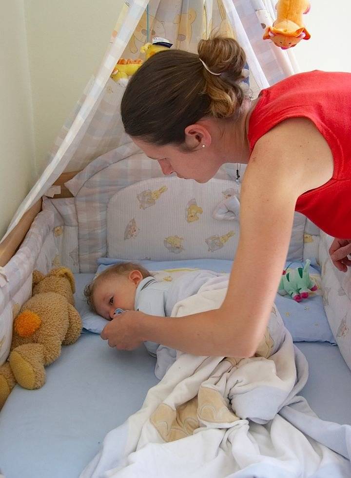 Как приучить ребёнка спать в своей кроватке: практические советы по быстрому приучению