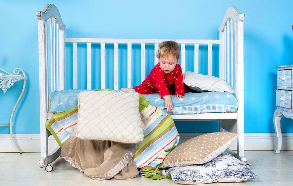 Приучаем ребенка засыпать самостоятельно в своей кроватке